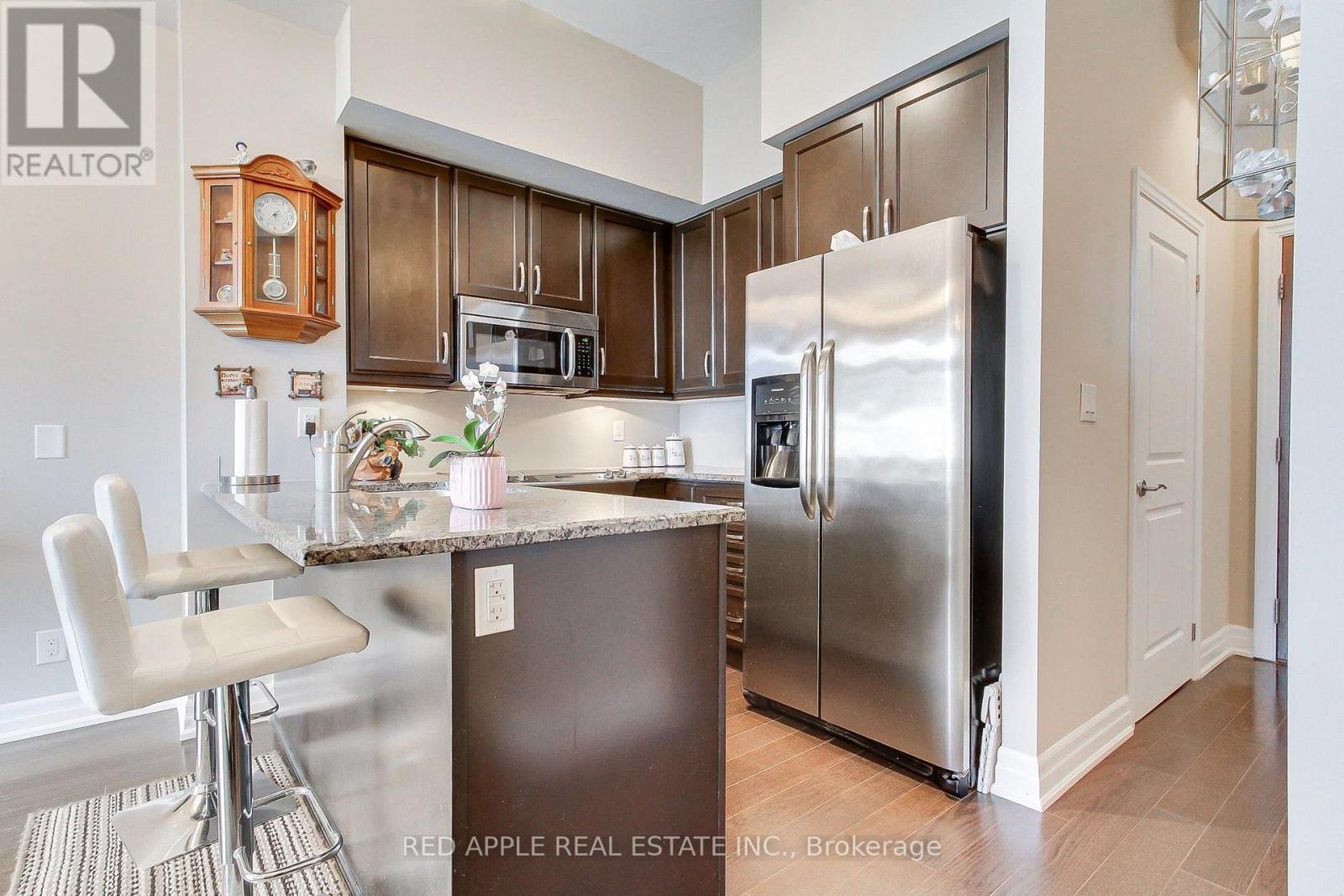 519 - 111 Civic Square Gate, Aurora, ON - Indoor Photo Showing Kitchen