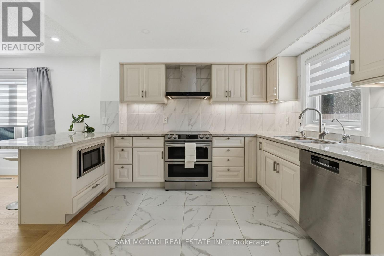 3071 Bayberry Drive, Mississauga, ON - Indoor Photo Showing Kitchen With Double Sink With Upgraded Kitchen
