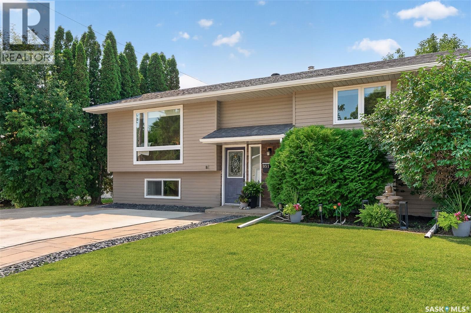 951 Holdsworth Crescent, Moose Jaw, SK - Outdoor