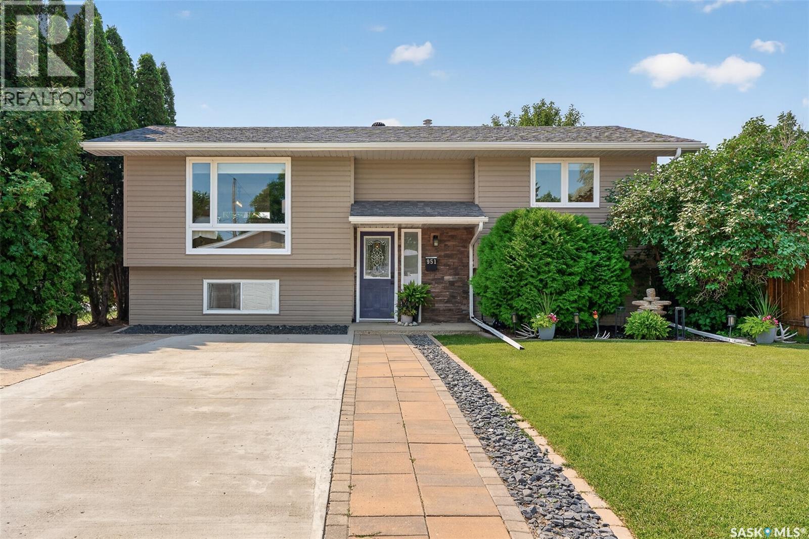 951 Holdsworth Crescent, Moose Jaw, SK - Outdoor