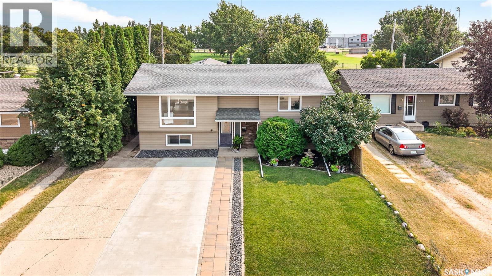 951 Holdsworth Crescent, Moose Jaw, SK - Outdoor