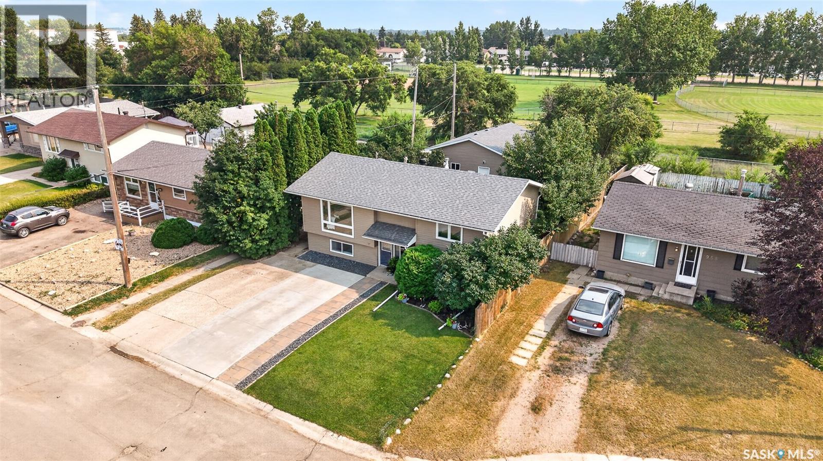 951 Holdsworth Crescent, Moose Jaw, SK - Outdoor