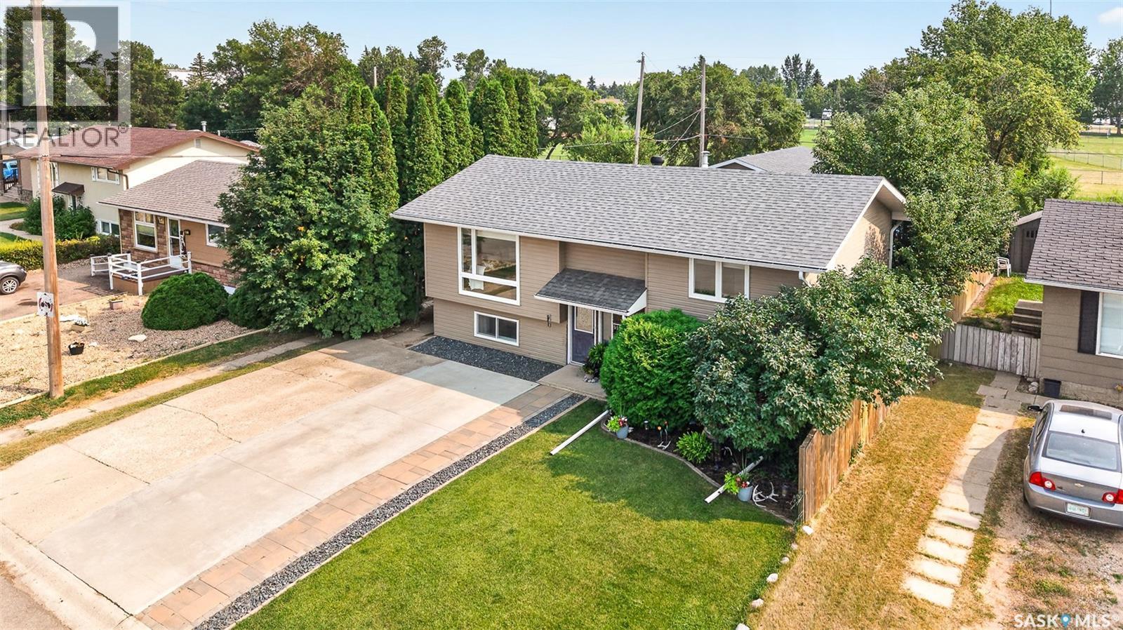 951 Holdsworth Crescent, Moose Jaw, SK - Outdoor With Deck Patio Veranda