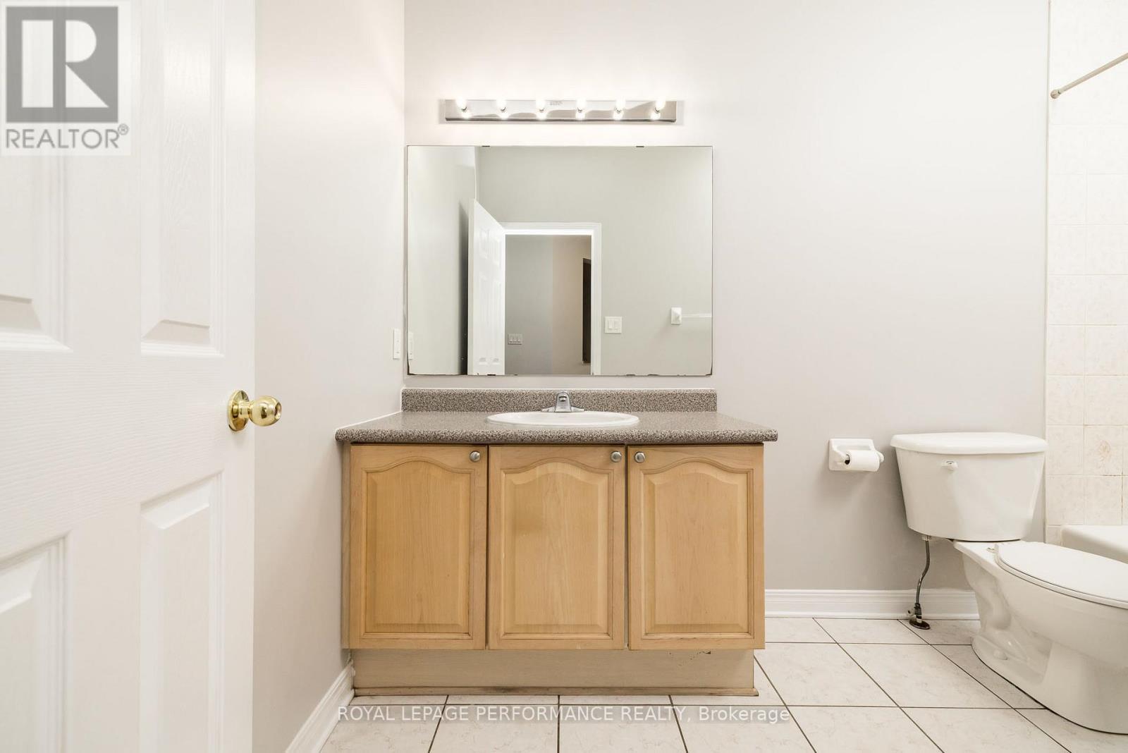 Main floor fulll bathroom - 127 Finn Court, Ottawa, ON - Indoor Photo Showing Bathroom