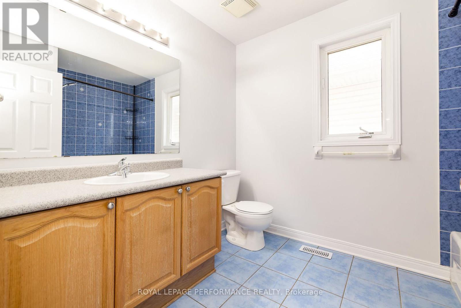 Second level full bathroom - 127 Finn Court, Ottawa, ON - Indoor Photo Showing Bathroom