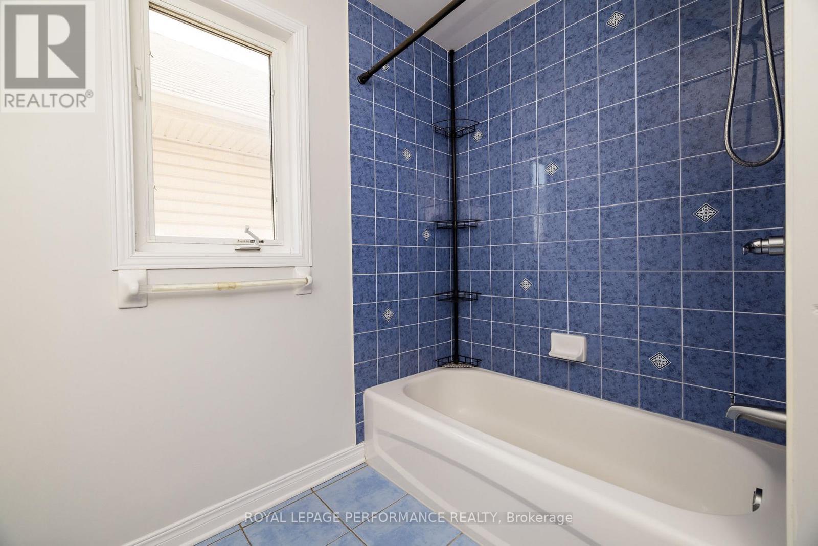 127 Finn Court, Ottawa, ON - Indoor Photo Showing Bathroom