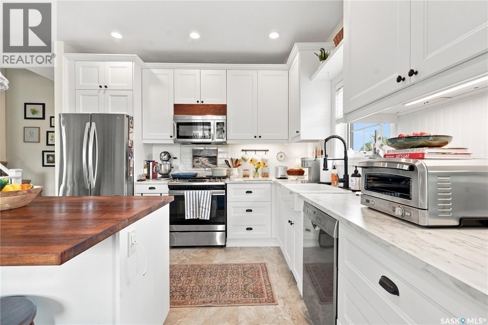 621 Braun Lane, Warman, SK - Indoor Photo Showing Kitchen With Stainless Steel Kitchen With Upgraded Kitchen