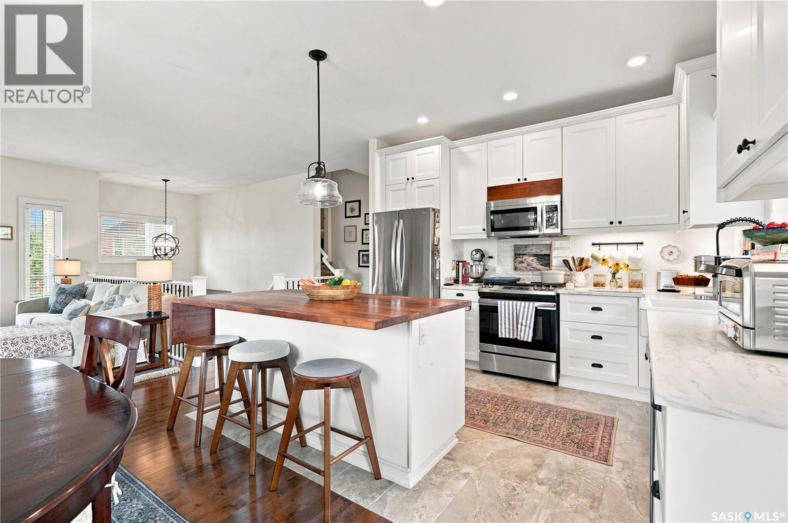 621 Braun Lane, Warman, SK - Indoor Photo Showing Kitchen With Stainless Steel Kitchen With Upgraded Kitchen