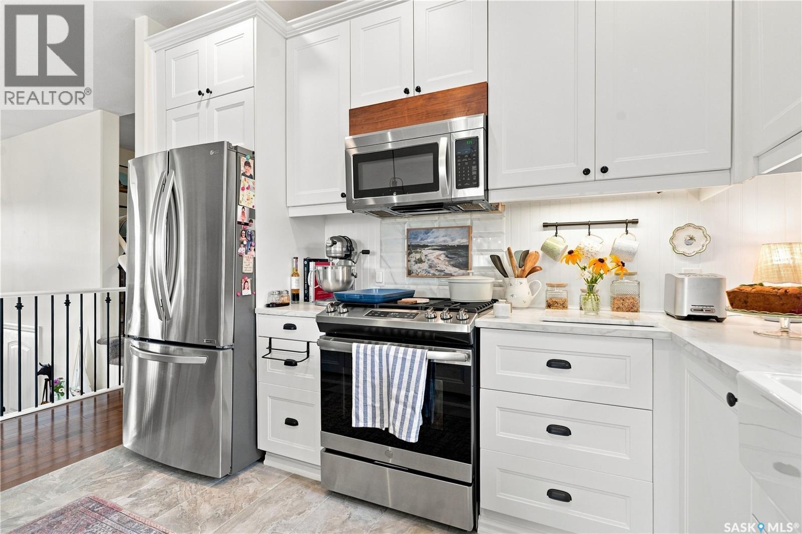 621 Braun Lane, Warman, SK - Indoor Photo Showing Kitchen With Stainless Steel Kitchen With Upgraded Kitchen