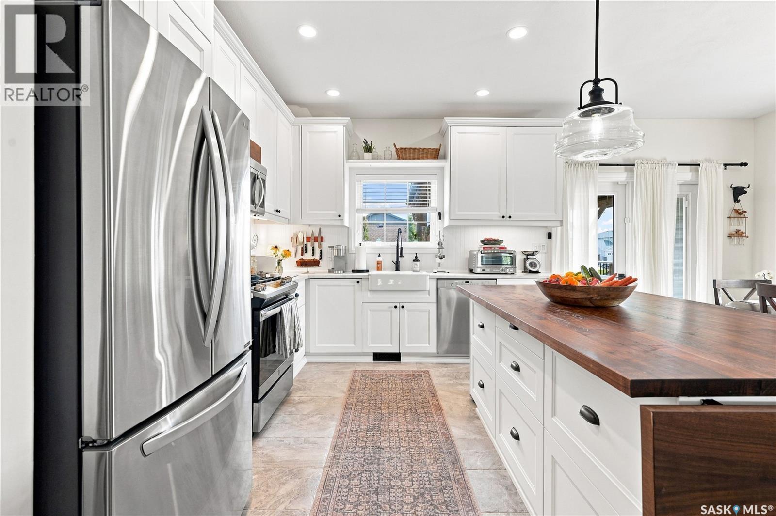 621 Braun Lane, Warman, SK - Indoor Photo Showing Kitchen With Stainless Steel Kitchen