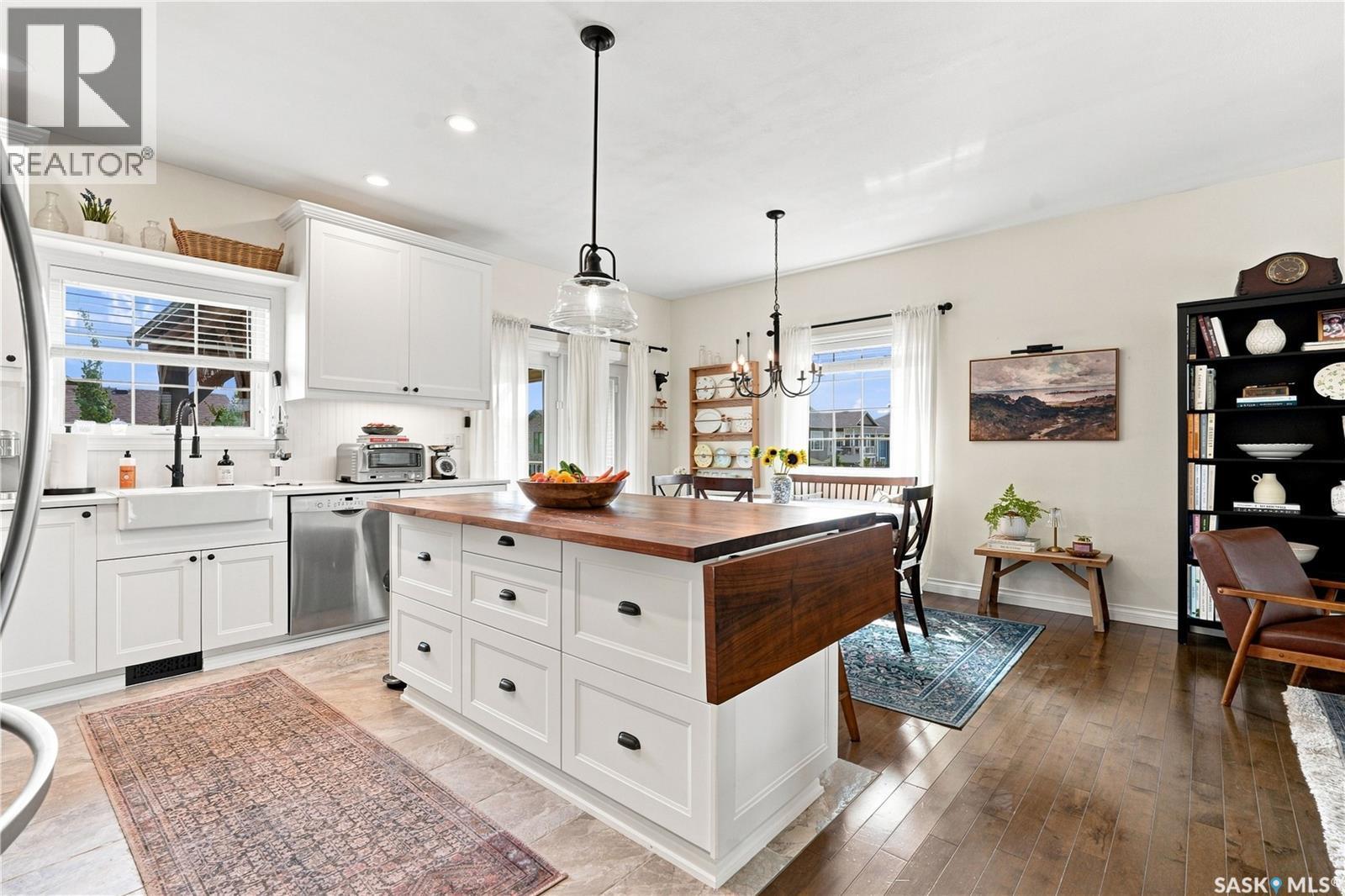621 Braun Lane, Warman, SK - Indoor Photo Showing Kitchen With Upgraded Kitchen