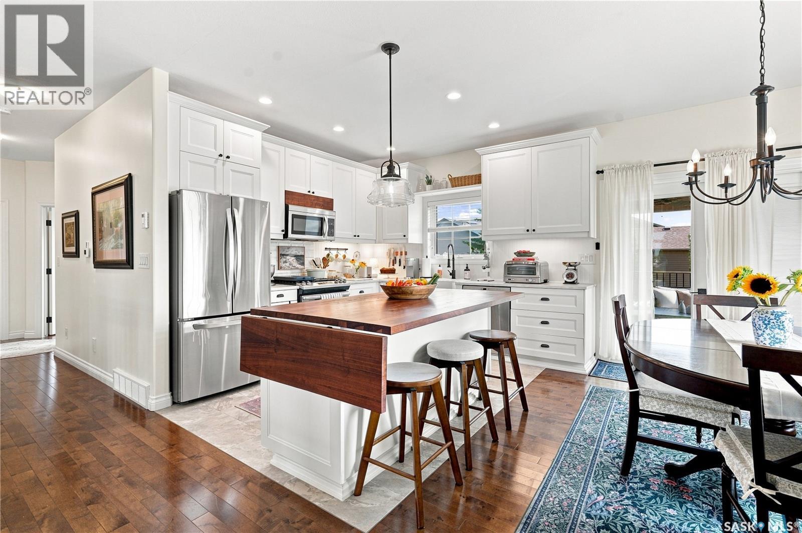 621 Braun Lane, Warman, SK - Indoor Photo Showing Kitchen With Stainless Steel Kitchen With Upgraded Kitchen