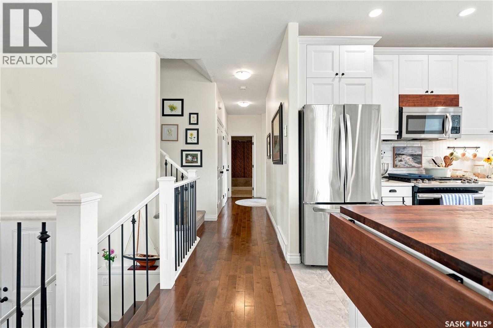621 Braun Lane, Warman, SK - Indoor Photo Showing Kitchen With Stainless Steel Kitchen