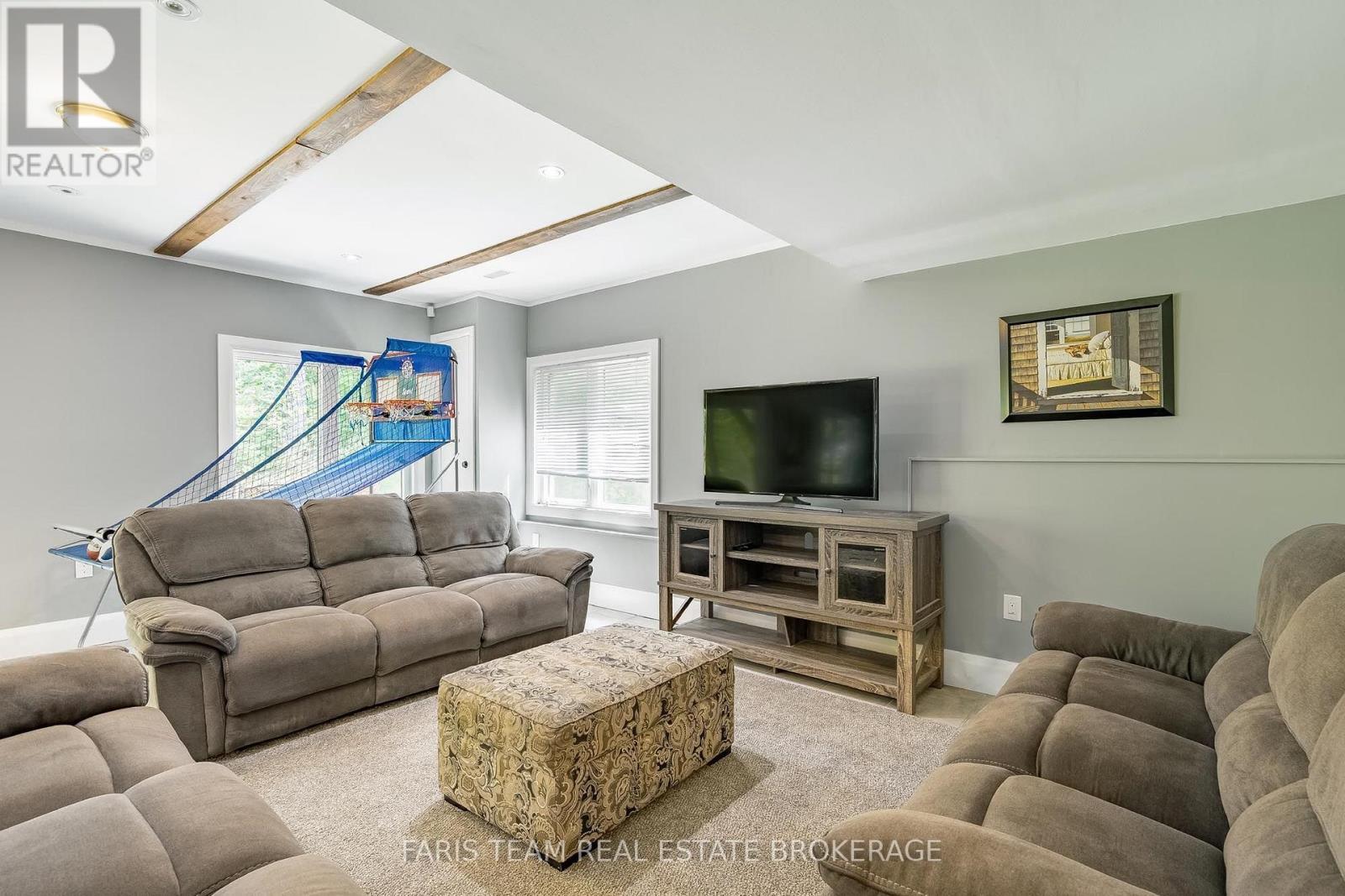 7 Duquette Court, Tiny, ON - Indoor Photo Showing Living Room