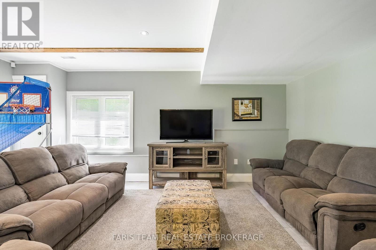 7 Duquette Court, Tiny, ON - Indoor Photo Showing Living Room