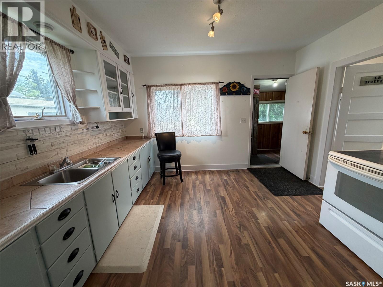 277 2Nd Avenue W, Melville, SK - Indoor Photo Showing Kitchen With Double Sink