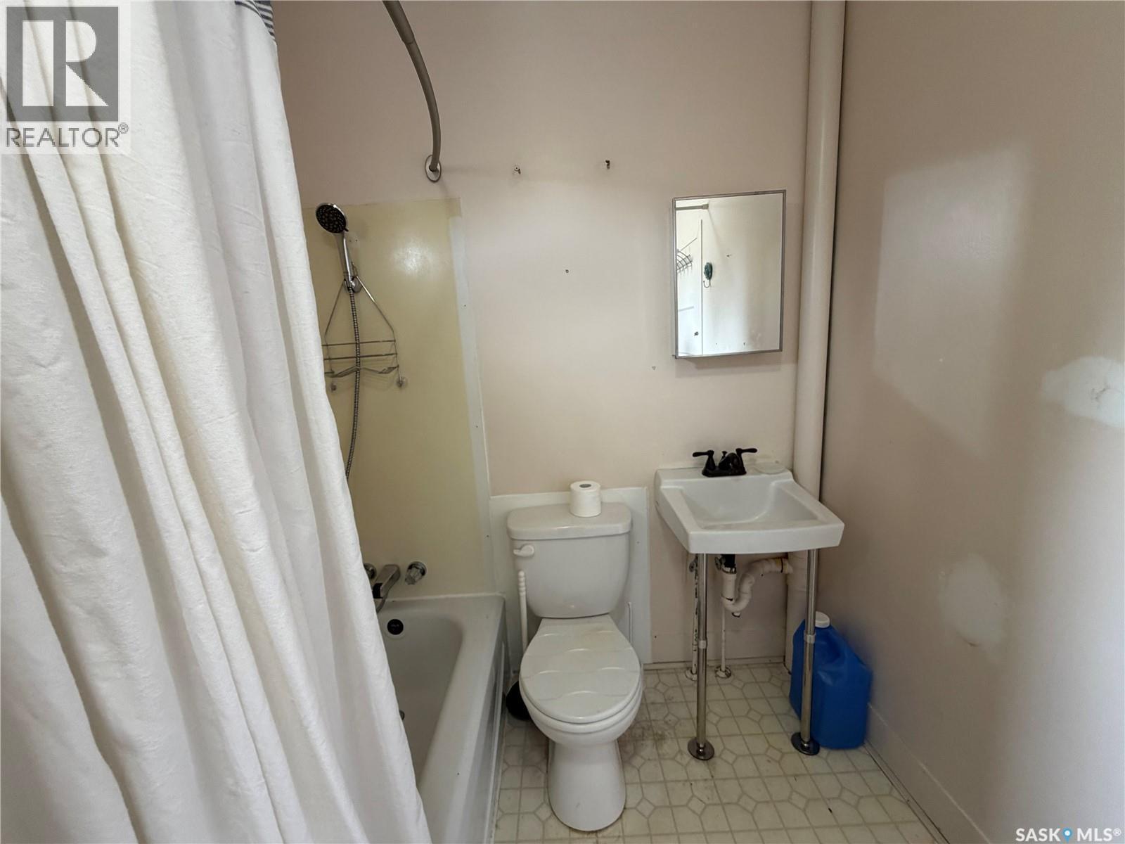 277 2Nd Avenue W, Melville, SK - Indoor Photo Showing Bathroom