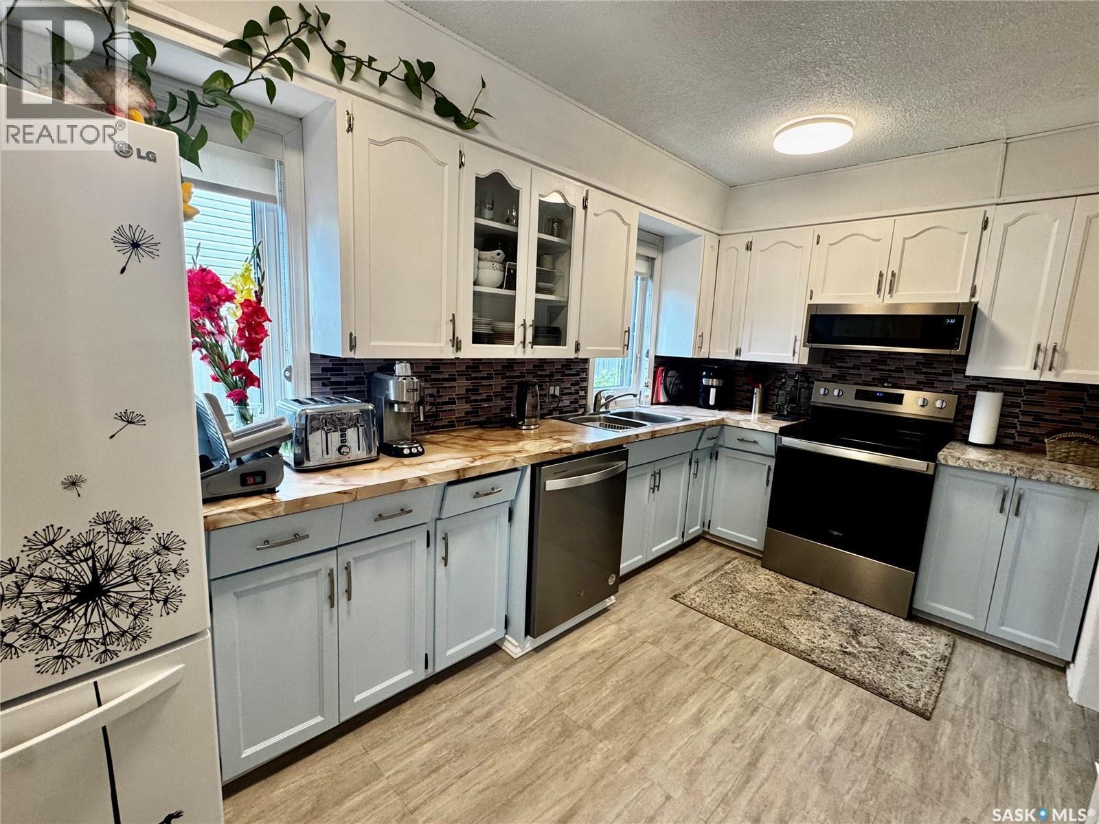142 Peaker Avenue, Yorkton, SK - Indoor Photo Showing Kitchen With Double Sink