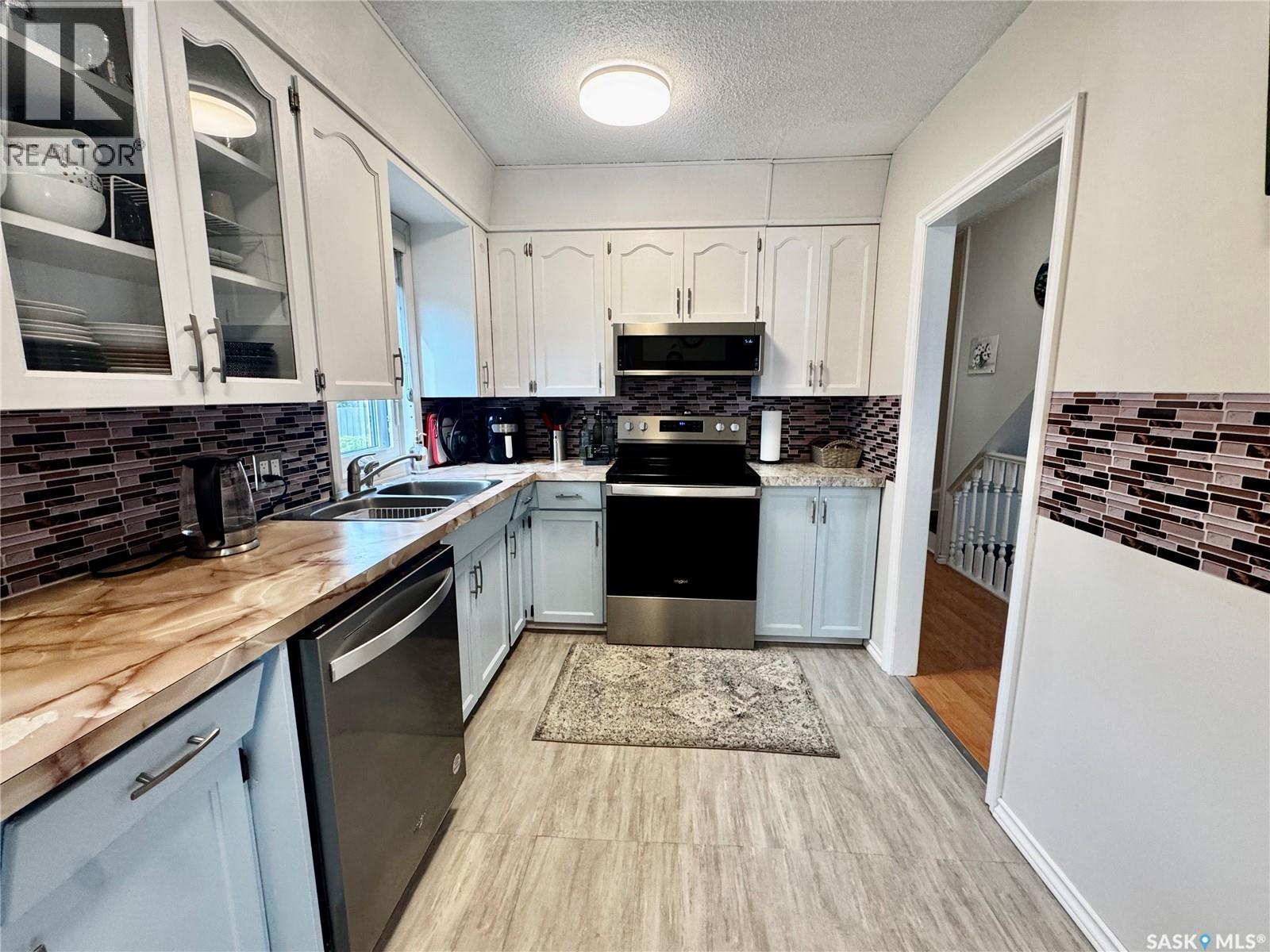142 Peaker Avenue, Yorkton, SK - Indoor Photo Showing Kitchen With Double Sink