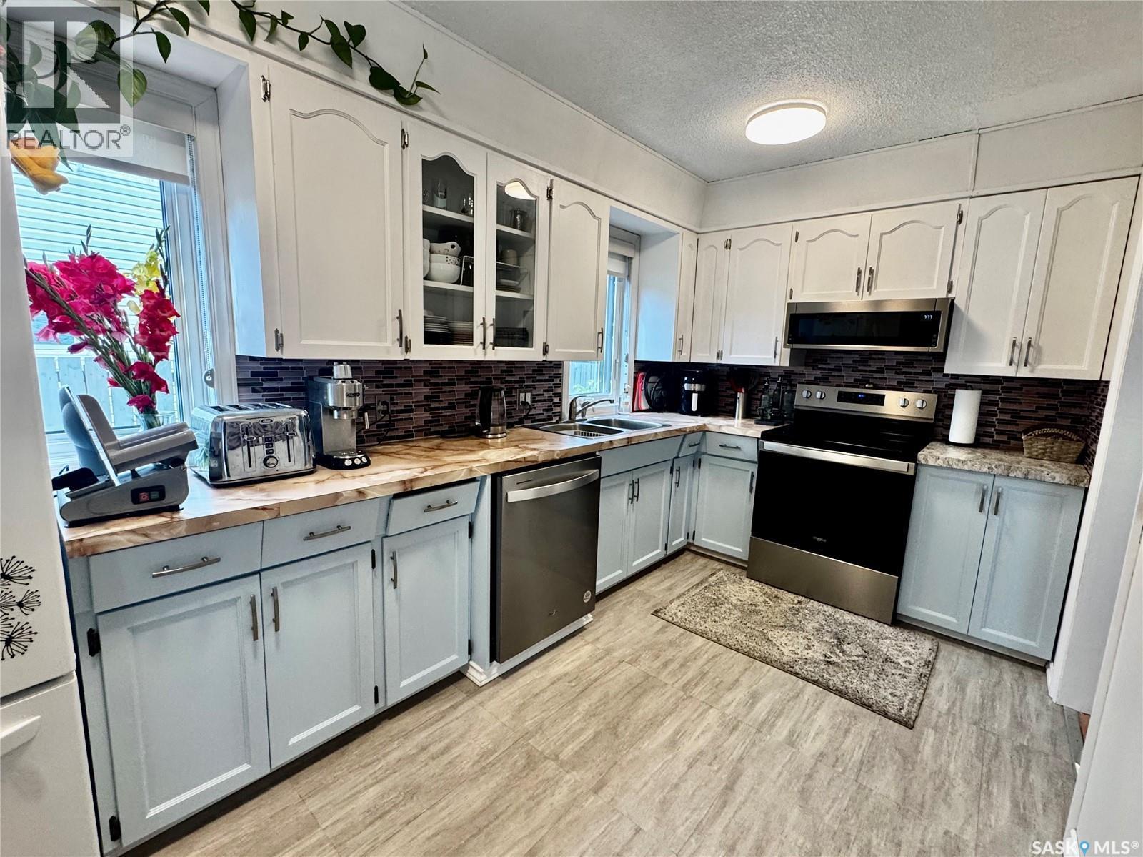 142 Peaker Avenue, Yorkton, SK - Indoor Photo Showing Kitchen With Double Sink