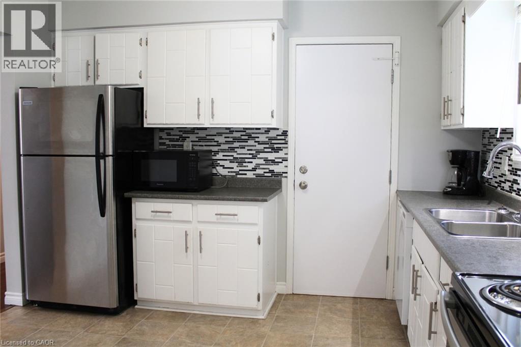 11 Wordsworth Place Unit# Upper, Kitchener, ON - Indoor Photo Showing Kitchen With Double Sink