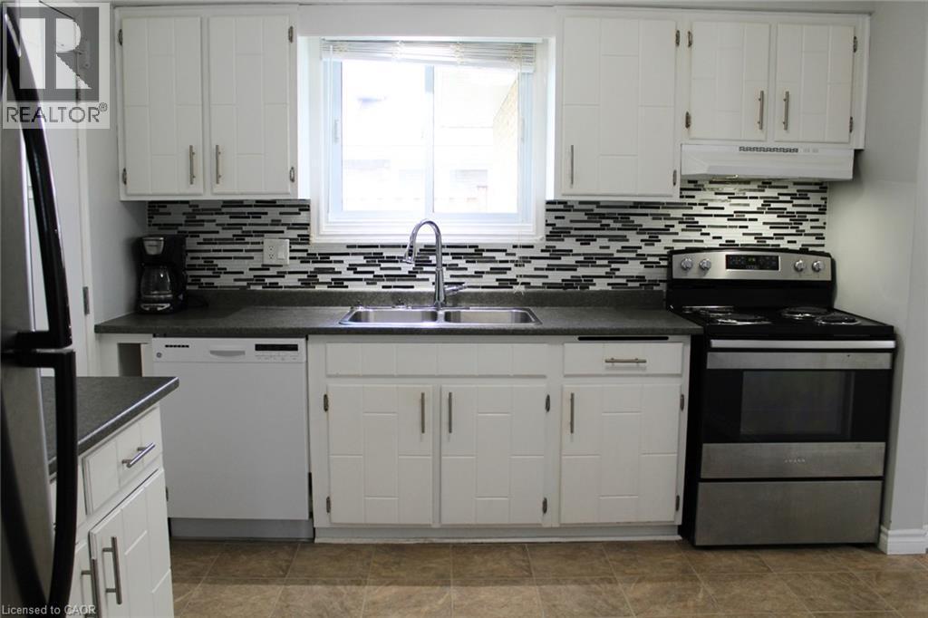 11 Wordsworth Place Unit# Upper, Kitchener, ON - Indoor Photo Showing Kitchen With Double Sink