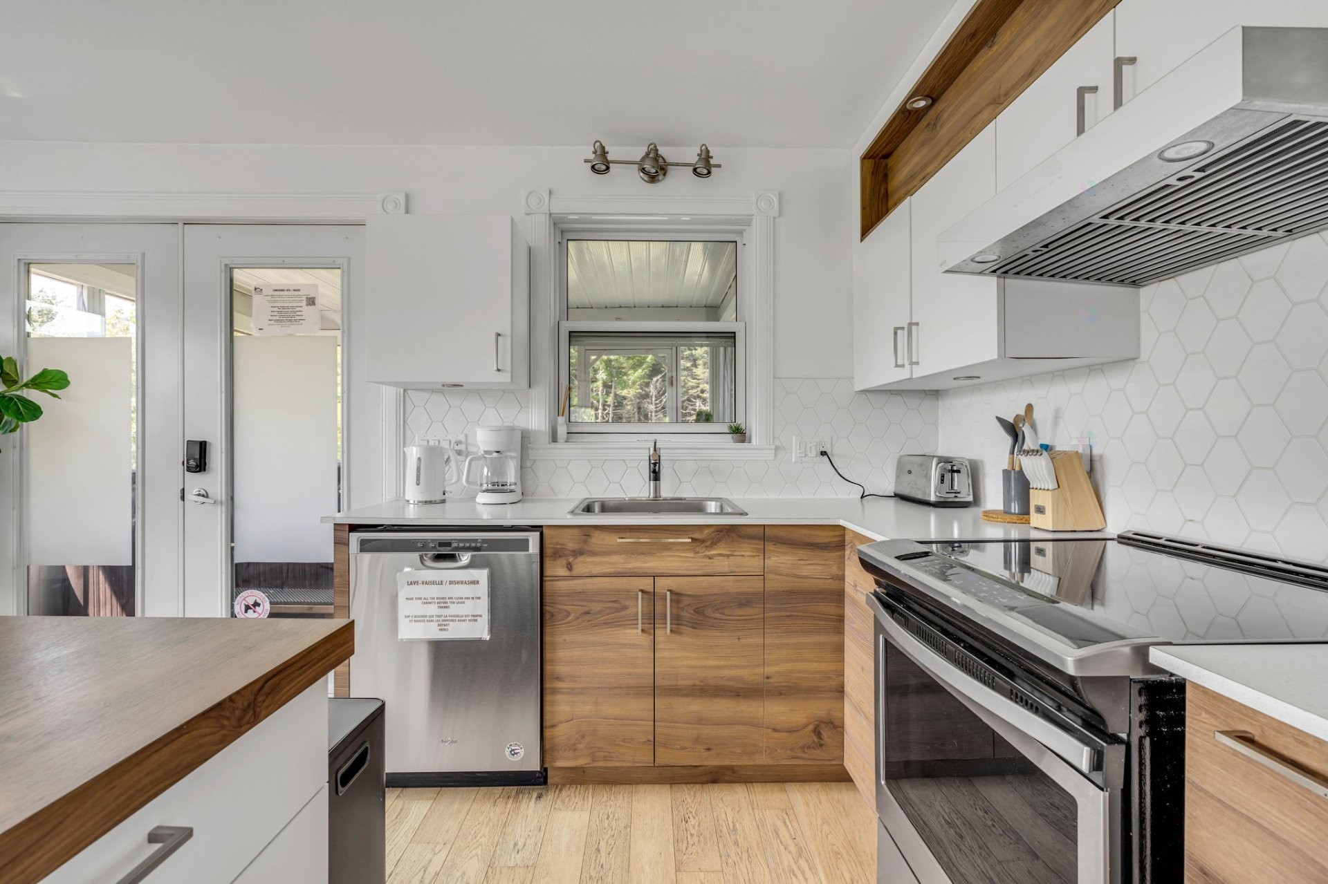 Cuisine - 765 Av. Ste-Brigitte, Sainte-Brigitte-De-Laval, QC - Indoor Photo Showing Kitchen