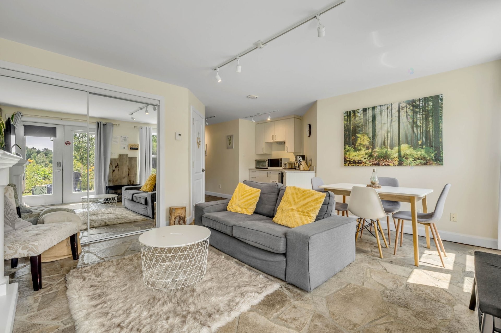 Salon - 765 Av. Ste-Brigitte, Sainte-Brigitte-De-Laval, QC - Indoor Photo Showing Living Room