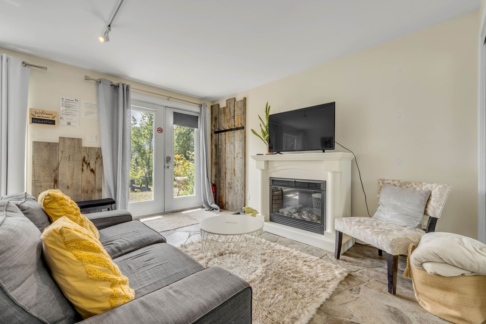 Salon - 765 Av. Ste-Brigitte, Sainte-Brigitte-De-Laval, QC - Indoor Photo Showing Living Room With Fireplace