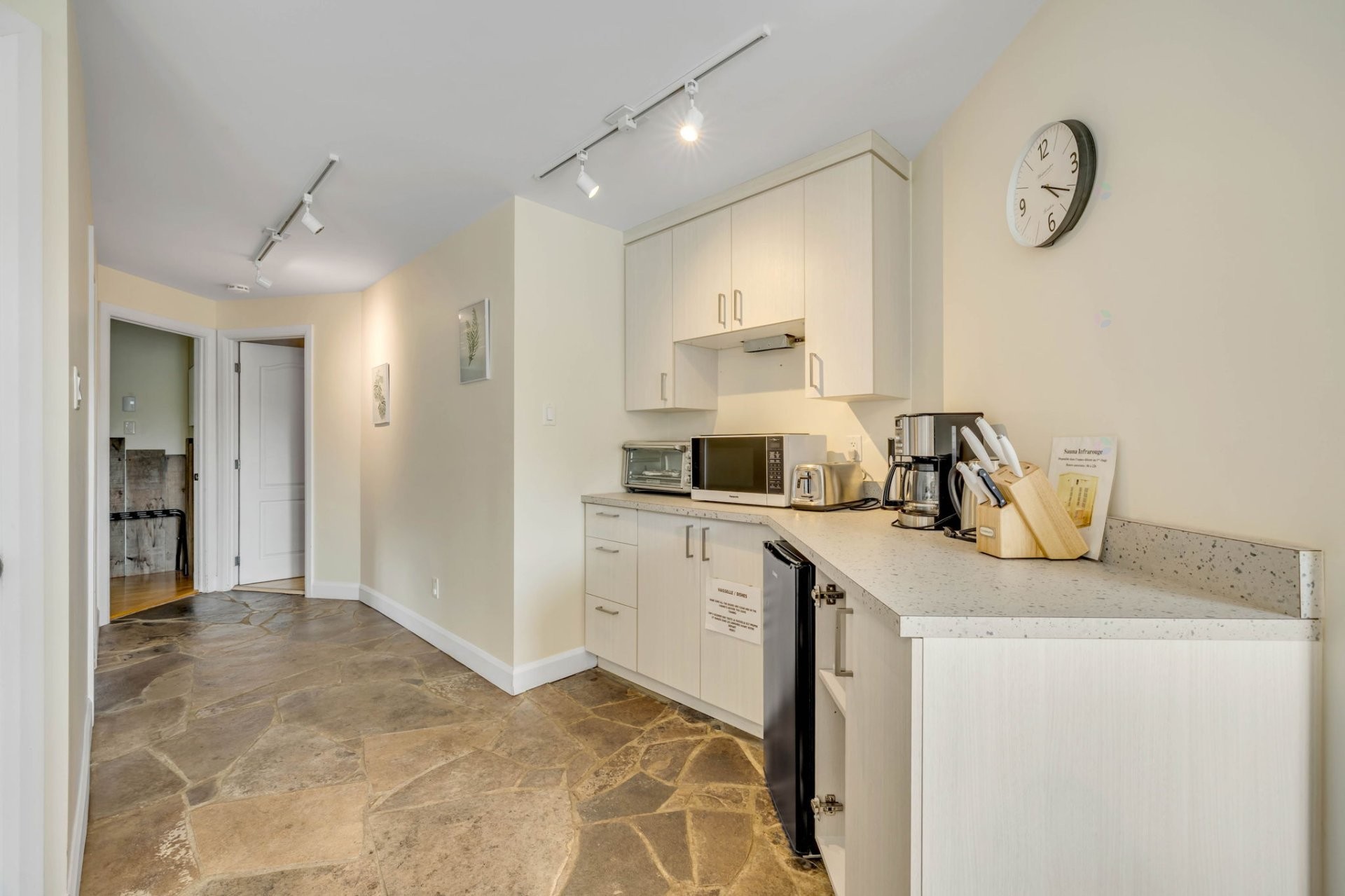 Cuisine - 765 Av. Ste-Brigitte, Sainte-Brigitte-De-Laval, QC - Indoor Photo Showing Kitchen