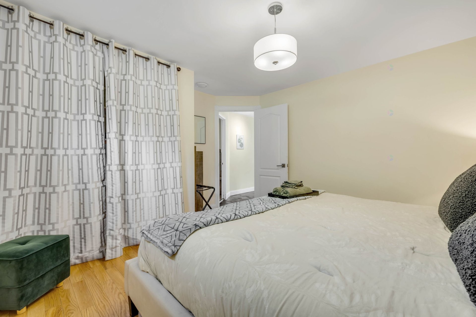 Chambre à coucher - 765 Av. Ste-Brigitte, Sainte-Brigitte-De-Laval, QC - Indoor Photo Showing Bedroom