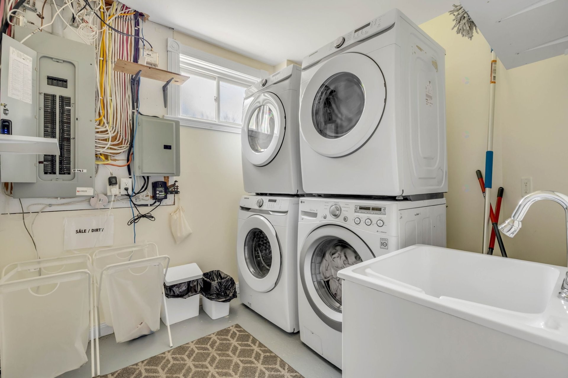 Salle de lavage - 765 Av. Ste-Brigitte, Sainte-Brigitte-De-Laval, QC - Indoor Photo Showing Laundry Room