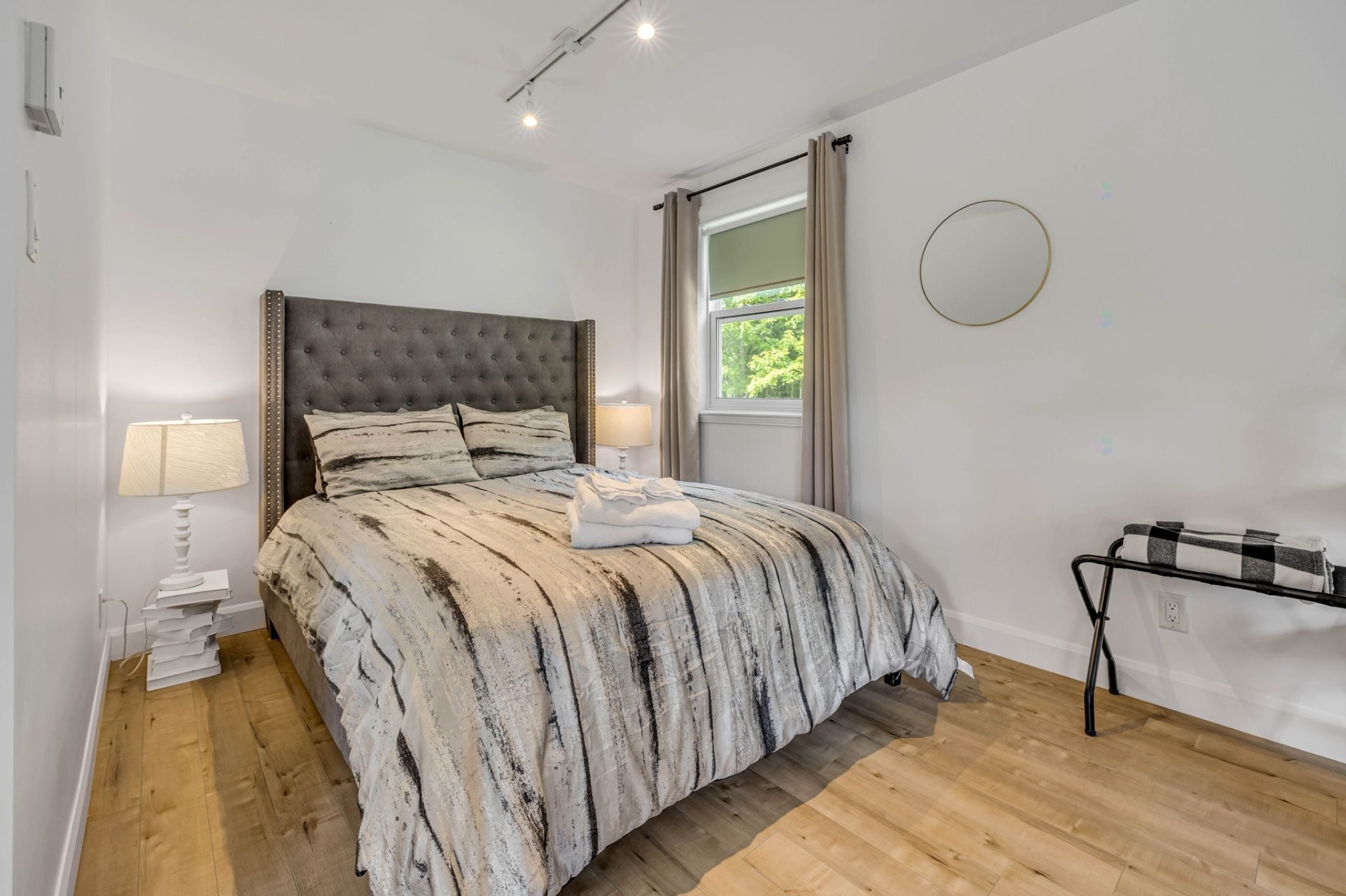 Chambre à coucher - 765 Av. Ste-Brigitte, Sainte-Brigitte-De-Laval, QC - Indoor Photo Showing Bedroom