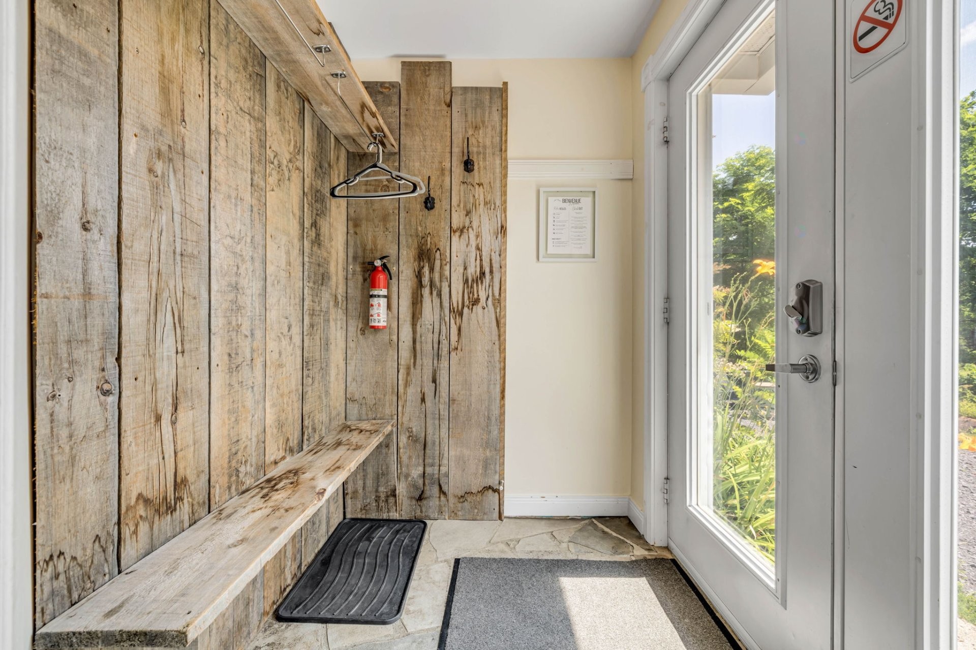 Hall d'entrée/Vestibule - 765 Av. Ste-Brigitte, Sainte-Brigitte-De-Laval, QC - Indoor Photo Showing Other Room