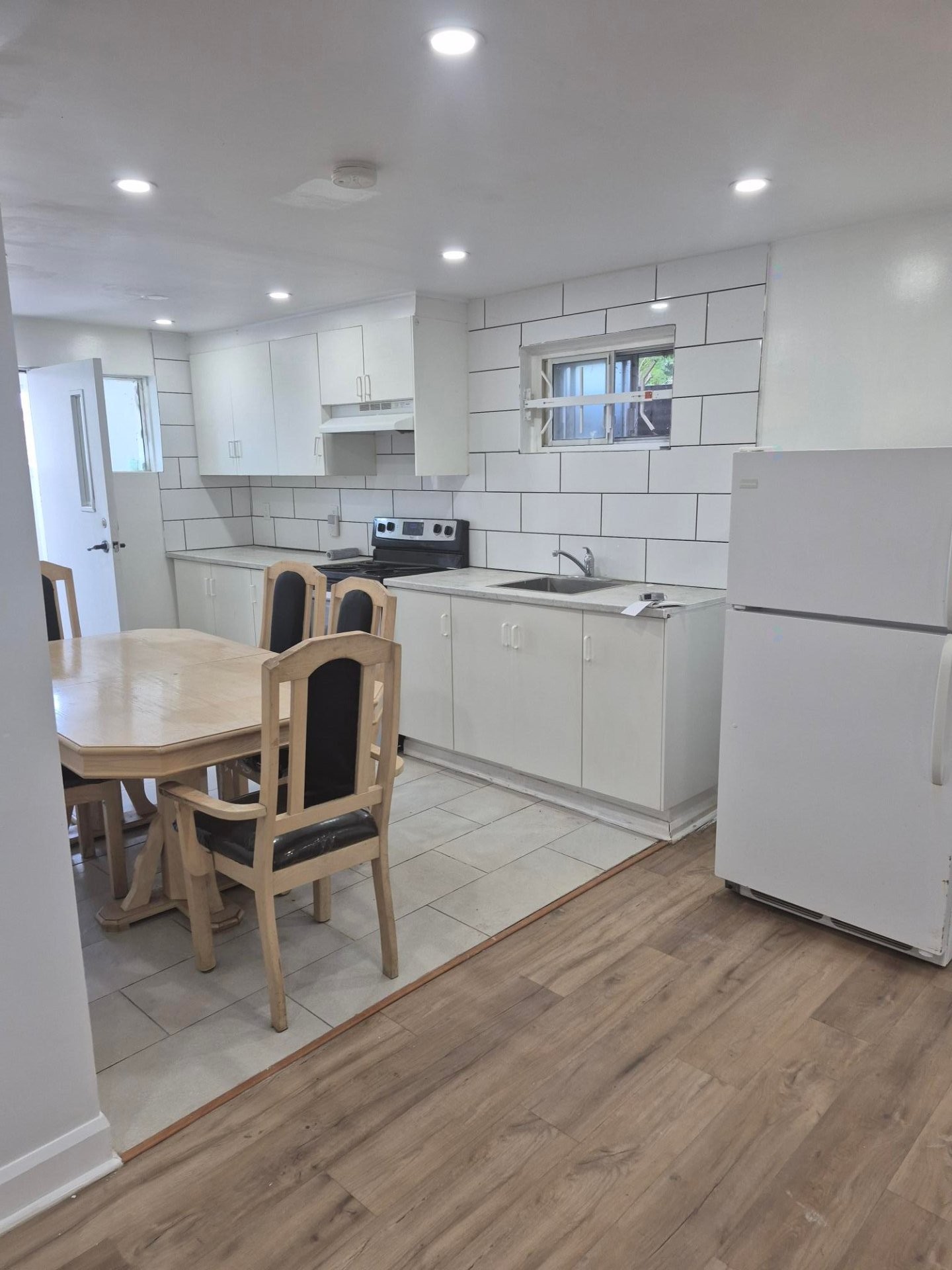 Kitchen - 14A Rue De Bayeux, Laval (Laval-Des-Rapides), QC - Indoor