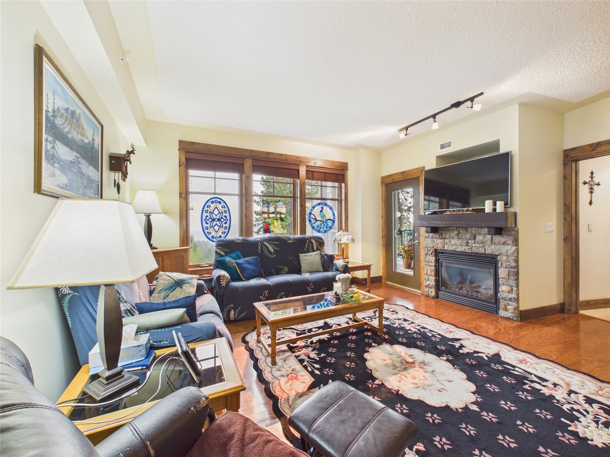 308-880 Dogwood Drive, Kimberley, BC - Indoor Photo Showing Living Room With Fireplace