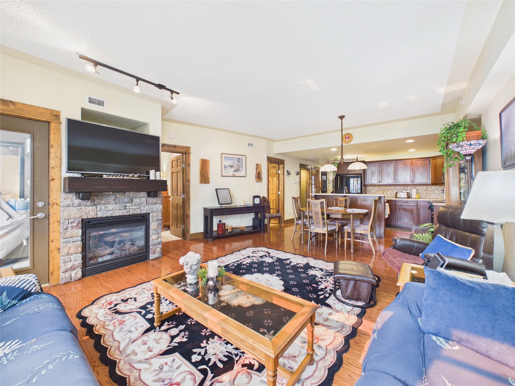 308-880 Dogwood Drive, Kimberley, BC - Indoor Photo Showing Living Room With Fireplace