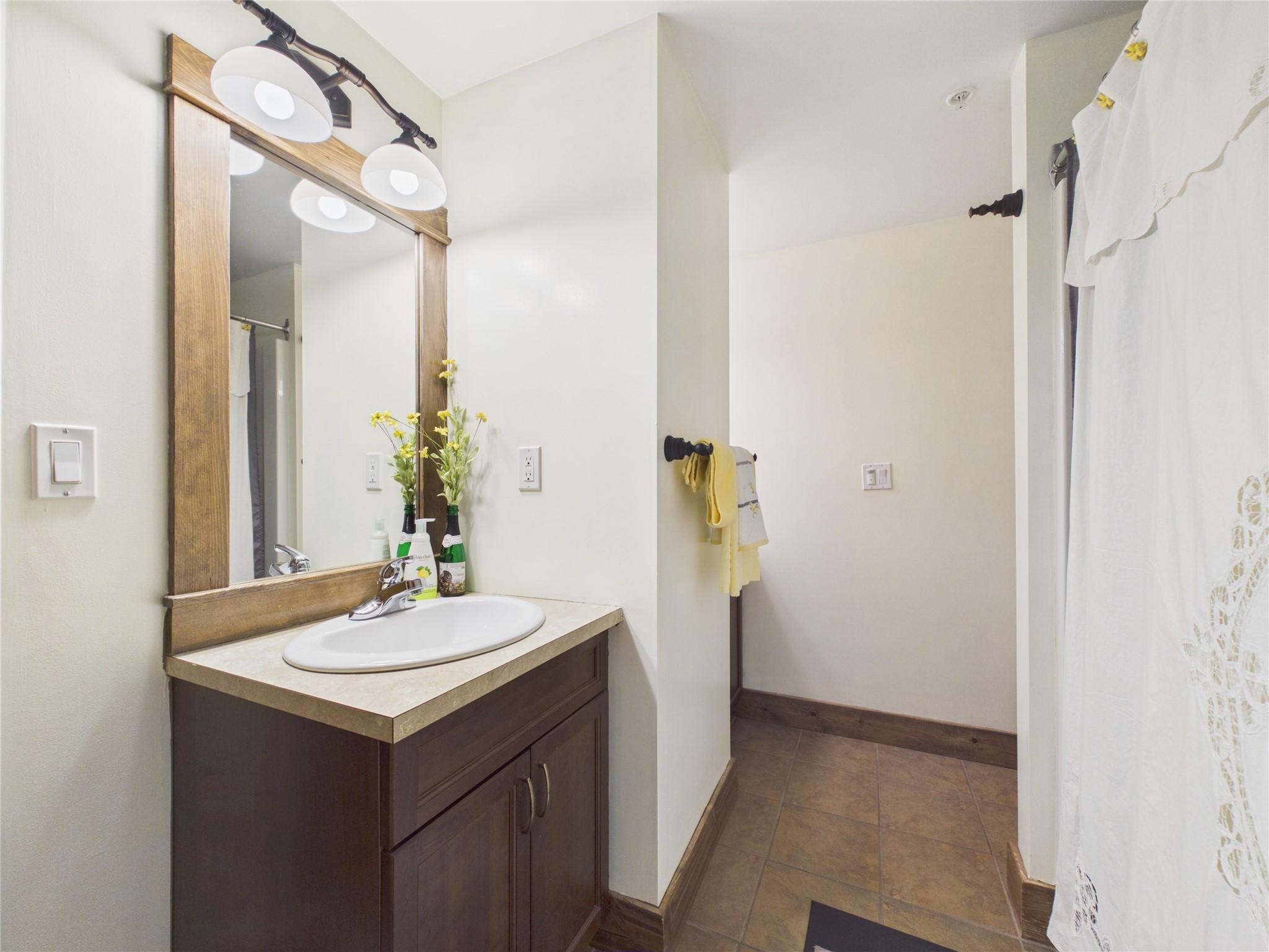 308-880 Dogwood Drive, Kimberley, BC - Indoor Photo Showing Bathroom