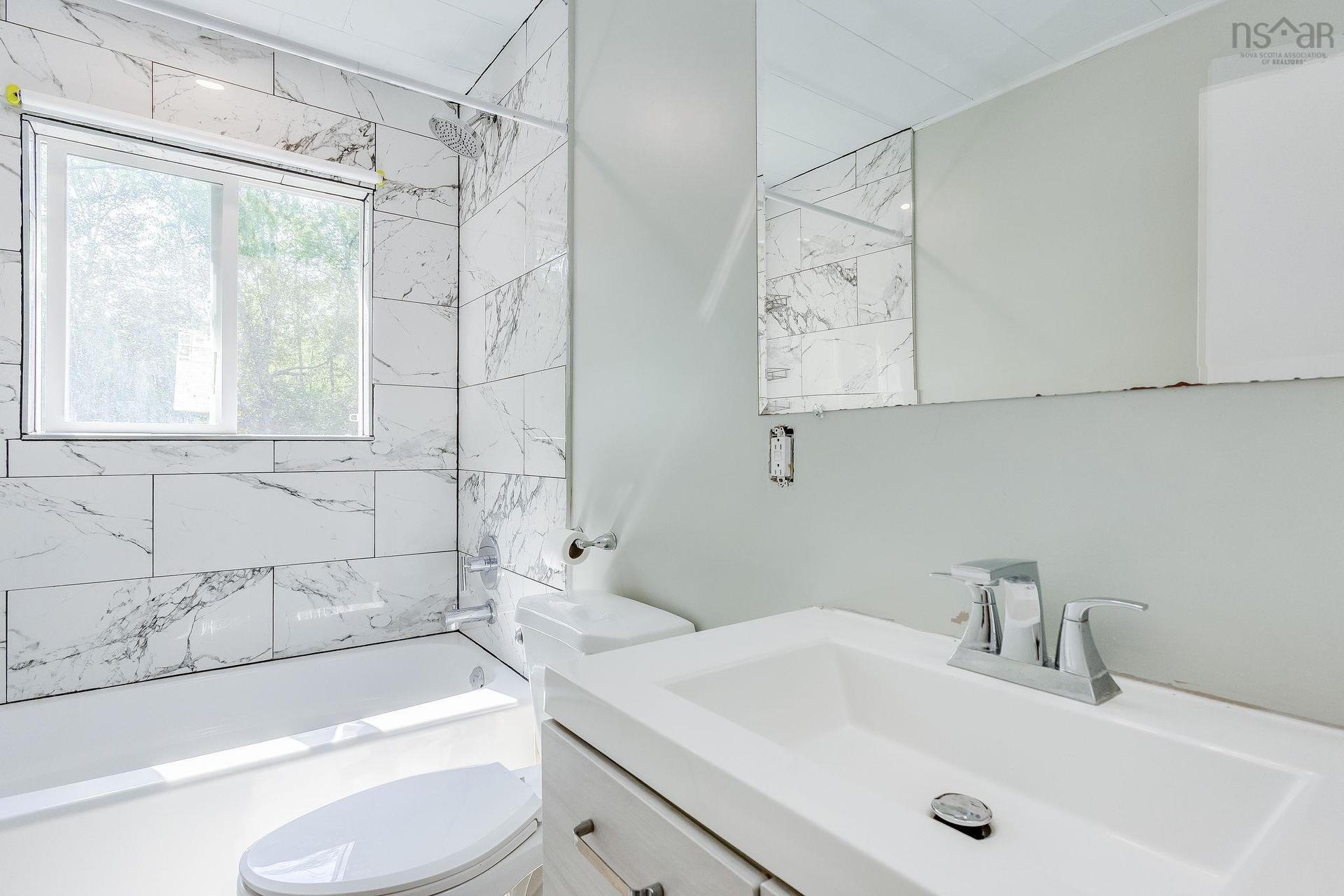 2 Minas Street, Kentville, NS - Indoor Photo Showing Bathroom