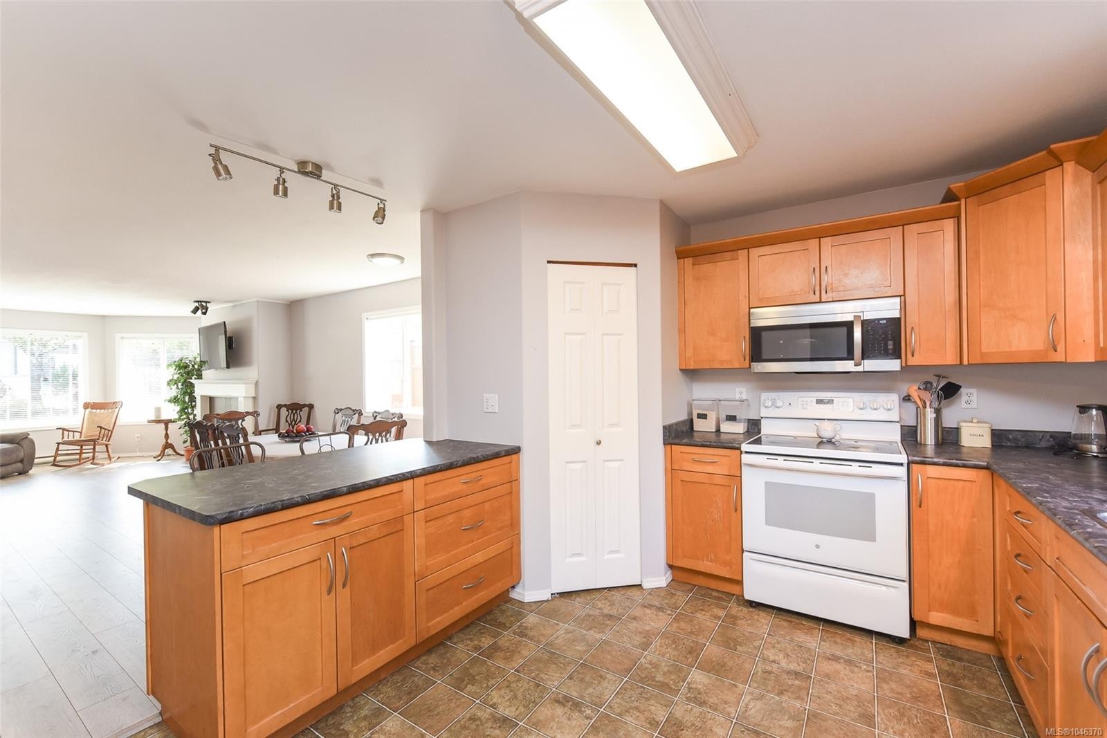 1272 Crown Pl, Comox, BC