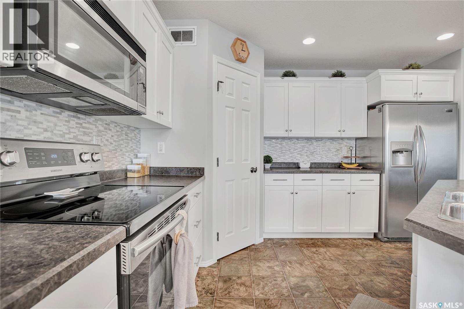 118 Meadowlark Park, Warman, SK - Indoor Photo Showing Kitchen With Upgraded Kitchen