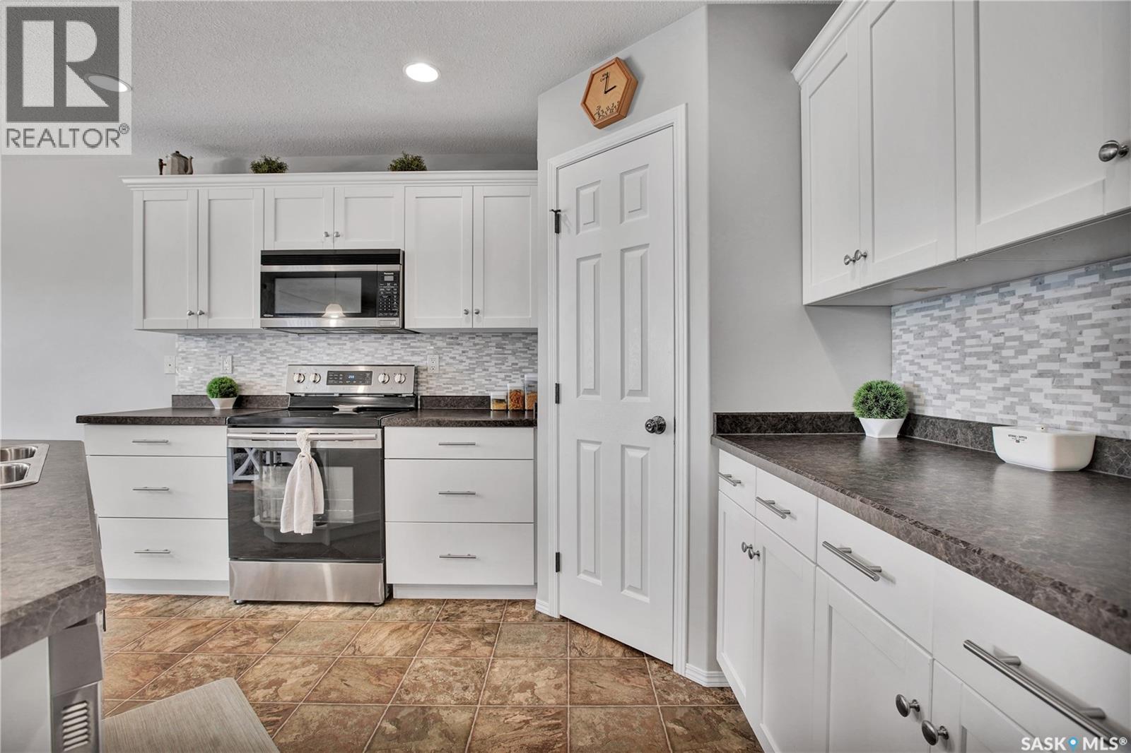 118 Meadowlark Park, Warman, SK - Indoor Photo Showing Kitchen With Upgraded Kitchen