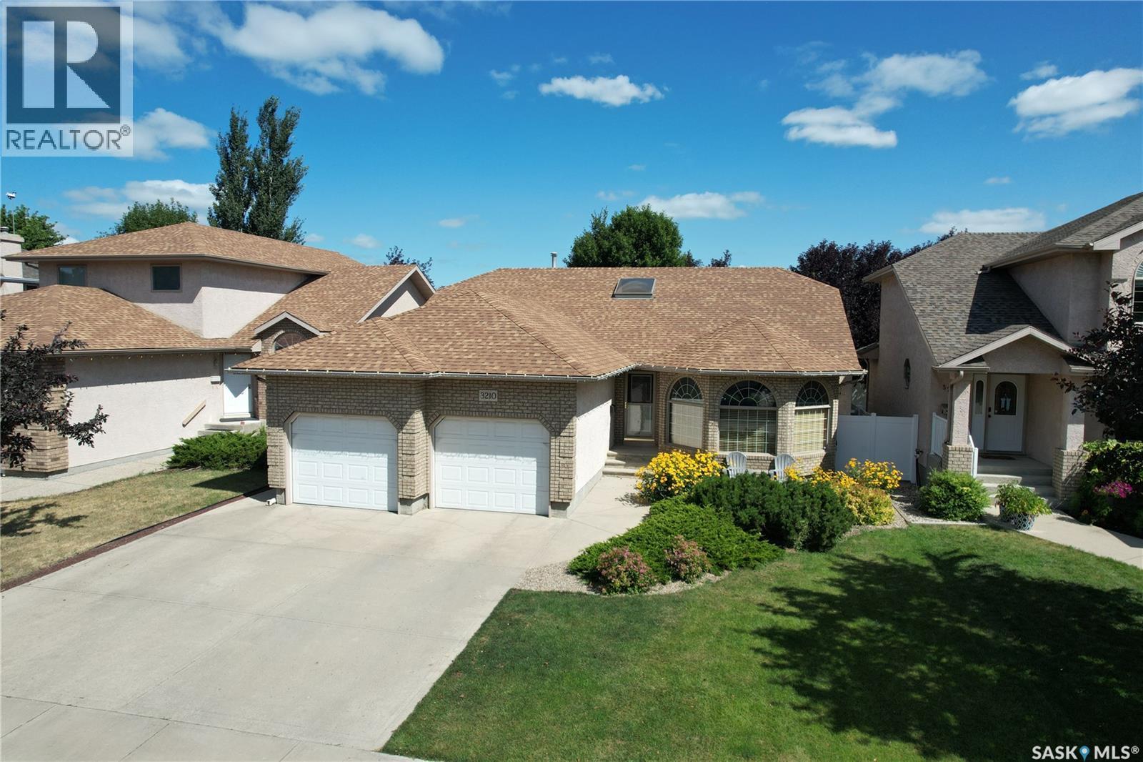 3210 Peyson Bay E, Regina, SK - Outdoor With Facade