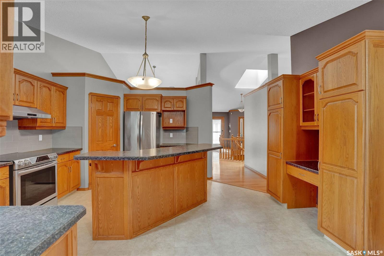 3210 Peyson Bay E, Regina, SK - Indoor Photo Showing Kitchen