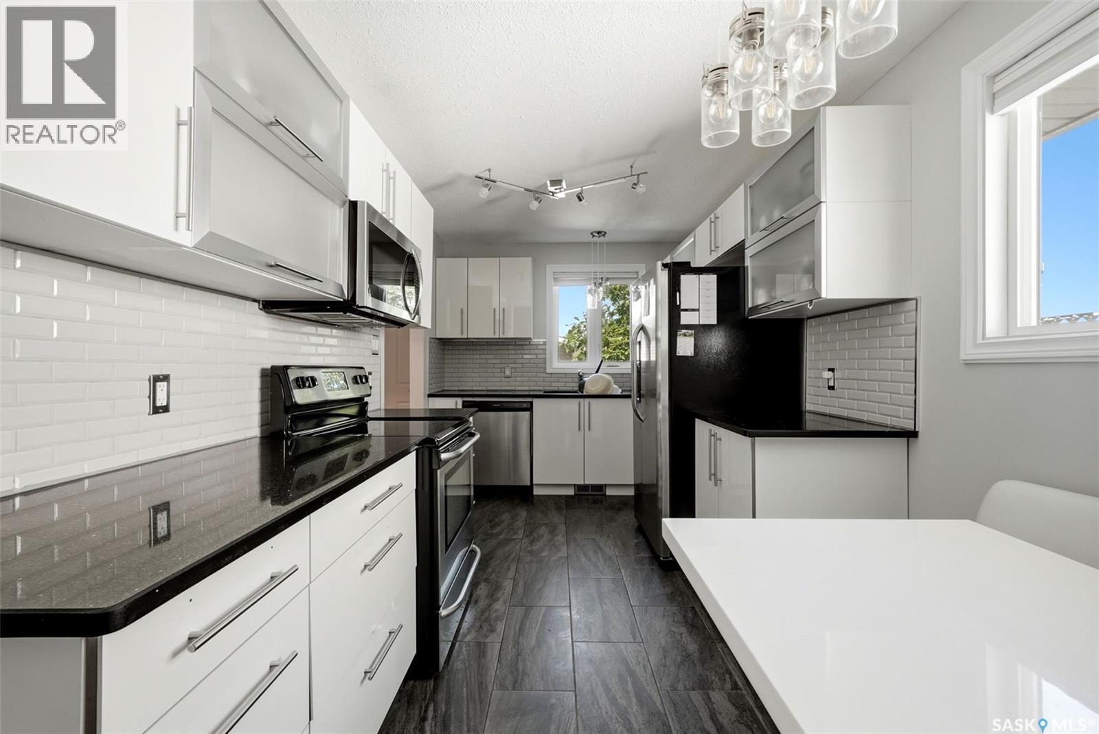 5834 Mckinley Avenue, Regina, SK - Indoor Photo Showing Kitchen With Upgraded Kitchen