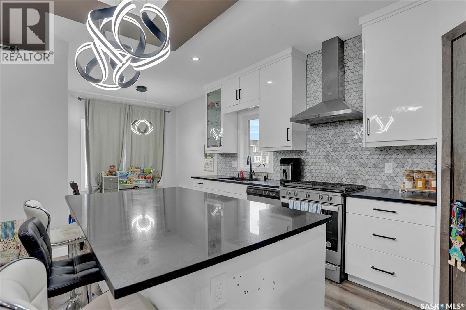3204 Crosbie Crescent, Regina, SK - Indoor Photo Showing Kitchen With Upgraded Kitchen