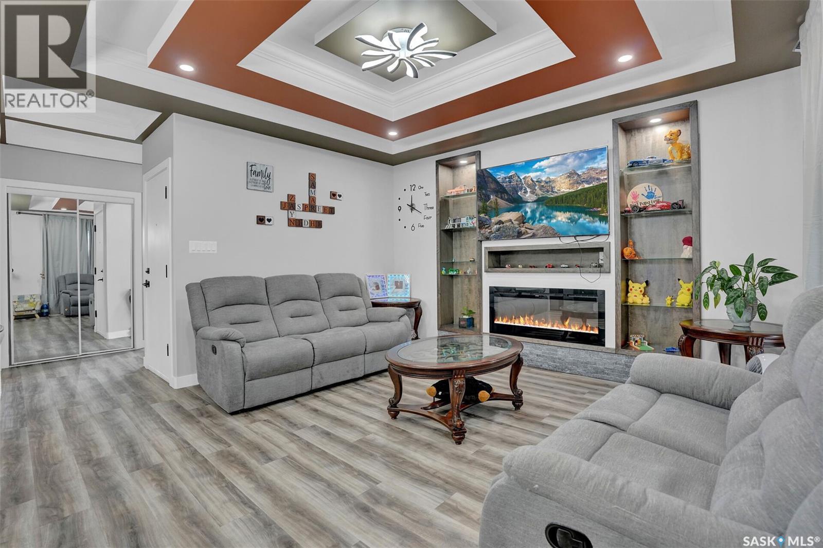 3204 Crosbie Crescent, Regina, SK - Indoor Photo Showing Living Room With Fireplace