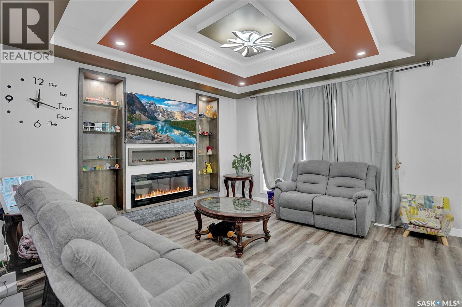 3204 Crosbie Crescent, Regina, SK - Indoor Photo Showing Living Room With Fireplace