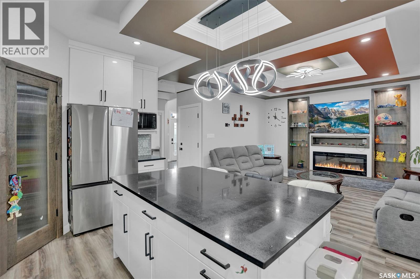 3204 Crosbie Crescent, Regina, SK - Indoor Photo Showing Kitchen With Fireplace With Upgraded Kitchen