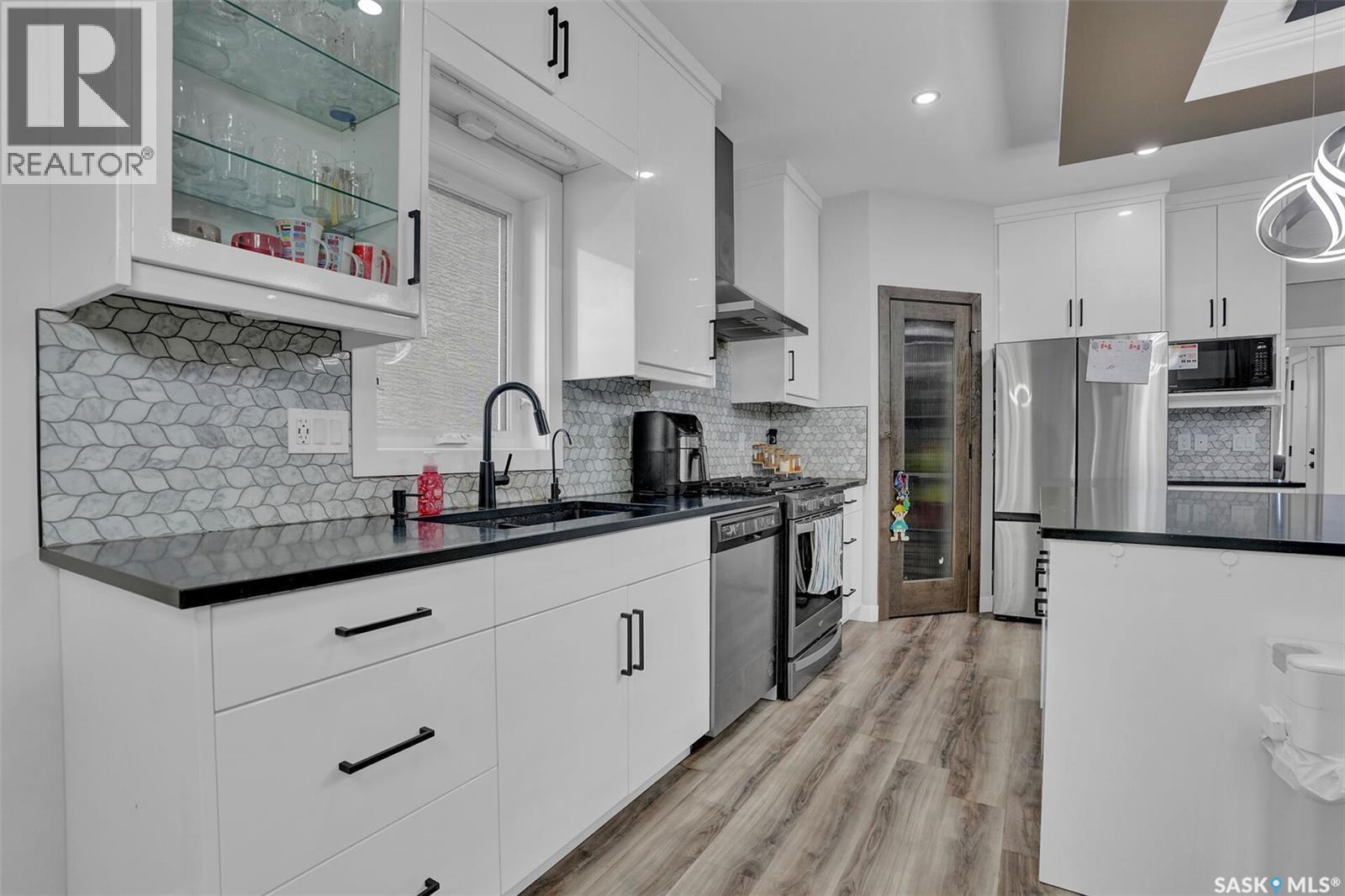 3204 Crosbie Crescent, Regina, SK - Indoor Photo Showing Kitchen With Upgraded Kitchen